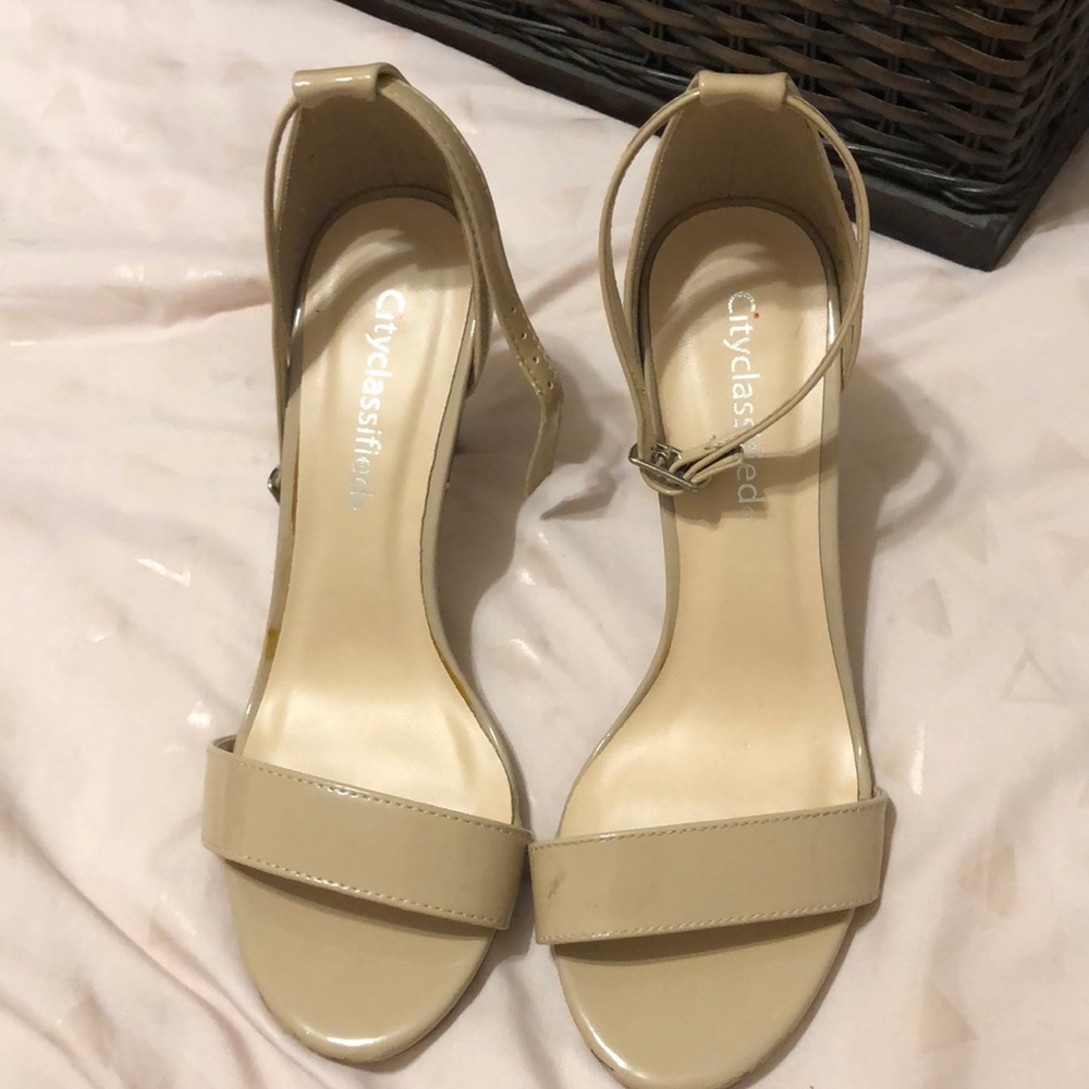 I’m selling nude 2inch heels form city classified